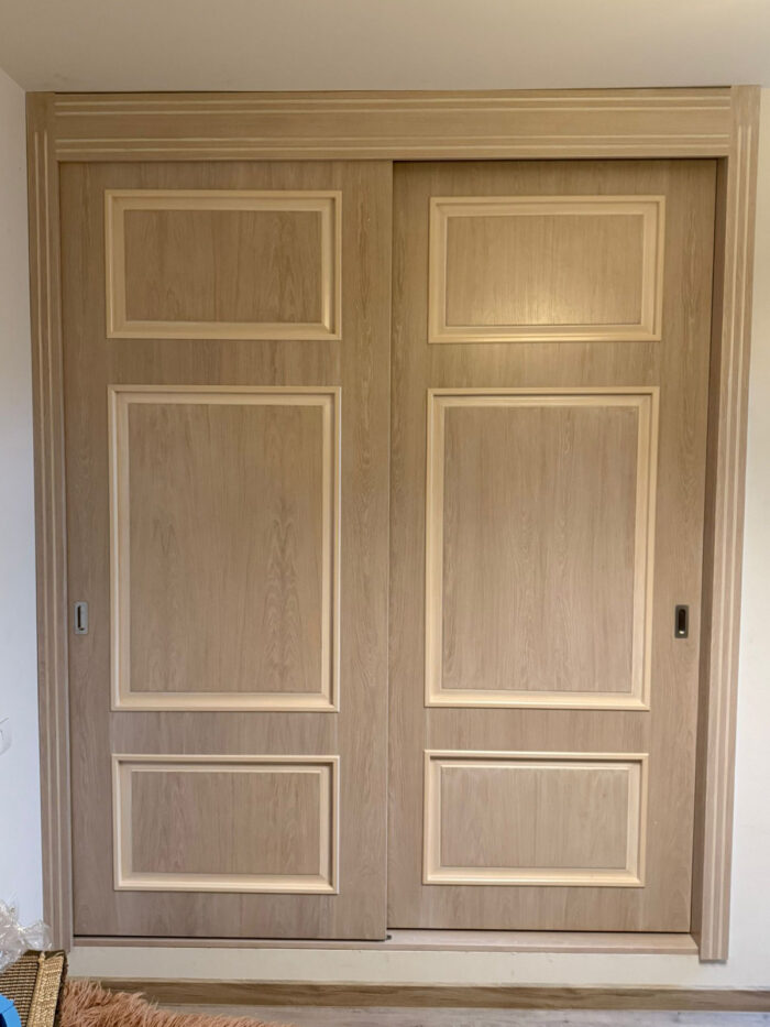 Ușă de interior celulară, tip glasvant sistem culisare, furnir natural lemn stejar. Model 22 / Culoare: baiț alb. - imagine 1